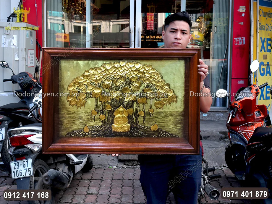 H&igrave;nh ảnh Đức Phật ngồi thiền dưới gốc c&acirc;y bồ đề được chạm th&uacute;c nổi sắc n&eacute;t
